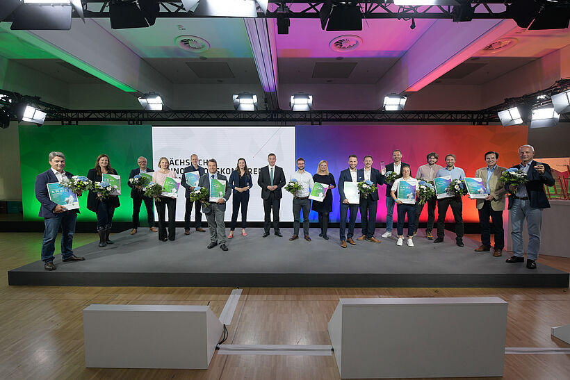 Bei der Sächsischen Innovationskonferenz 2021 wurden alle Preistragenden der Sächsischen Staatspreise für Gründen, Transfer und Innovation verliehen.