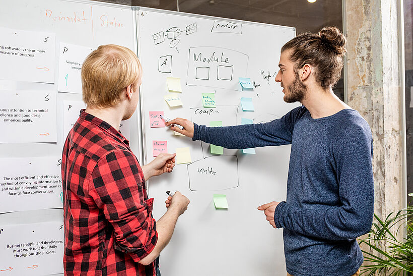 Zwei junge Gründer besprechen ihr Projekt