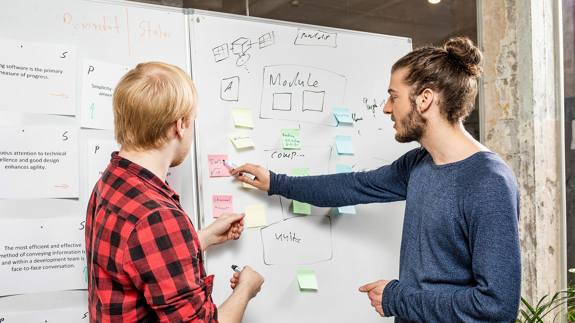 Zwei junge Gründer besprechen ihr Projekt