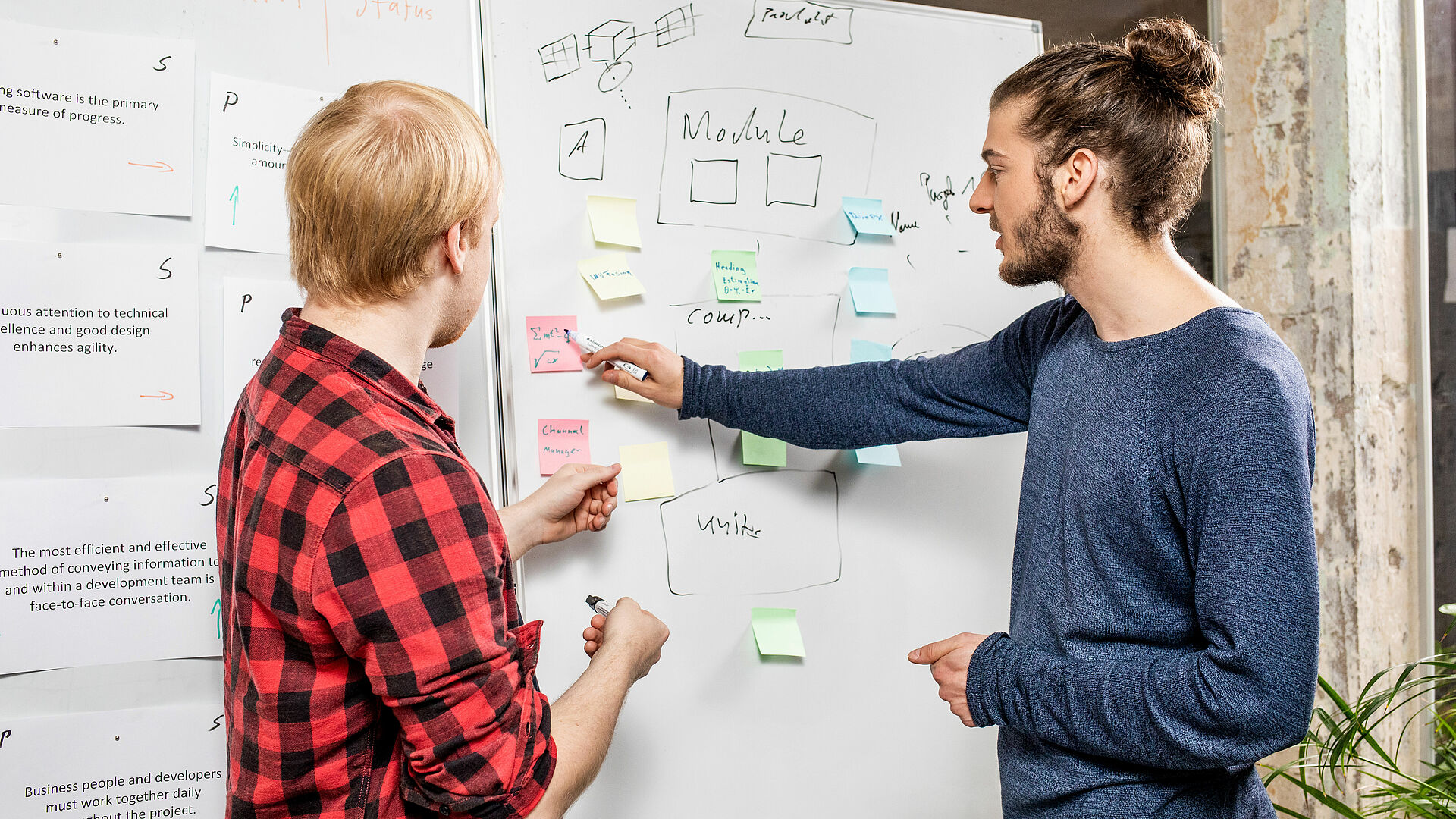 Zwei junge Gründer besprechen ihr Projekt