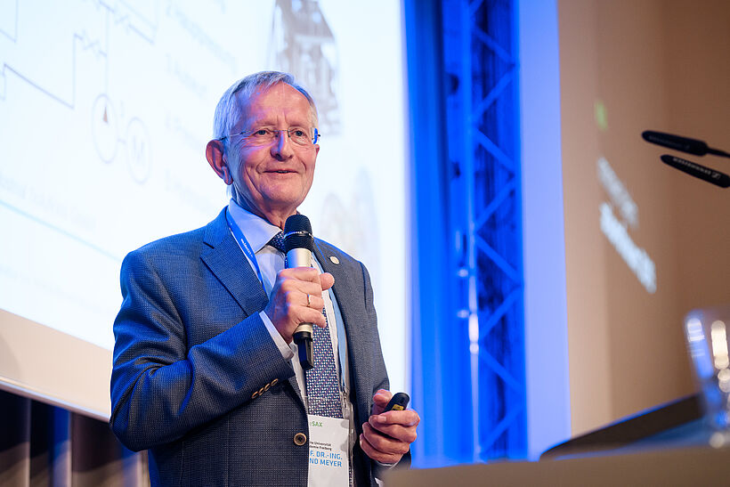 Der Institutsdirektor Prof. Dr. Bernd Meyer von der Techni­schen Univer­sität Bergaka­demie Freiberg hielt eine Keynote beim futureSAX-Innovationsforum am 29. Oktober 2020 in Freiberg
