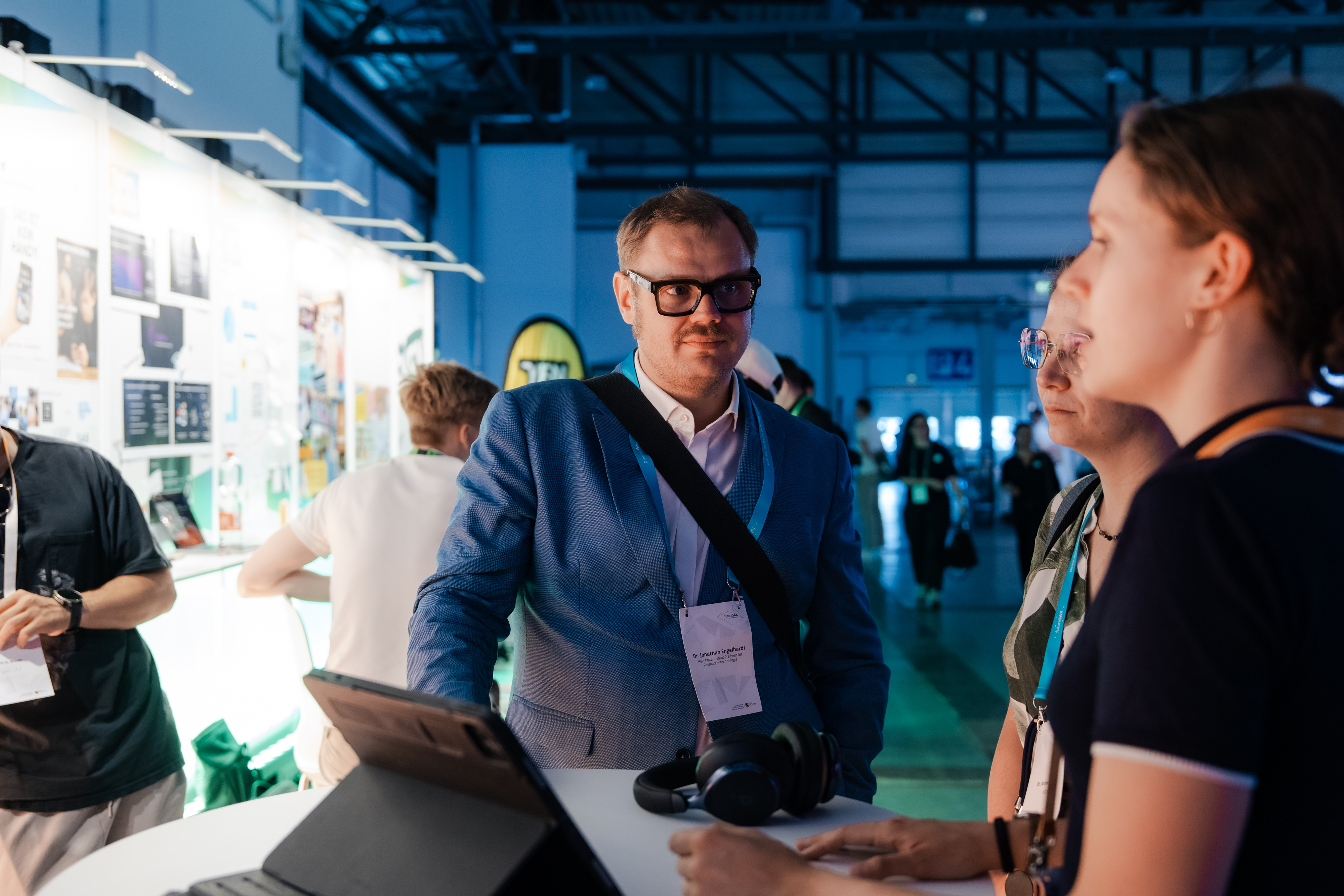 Menschen im Gespräch auf der Innovationskonferenz