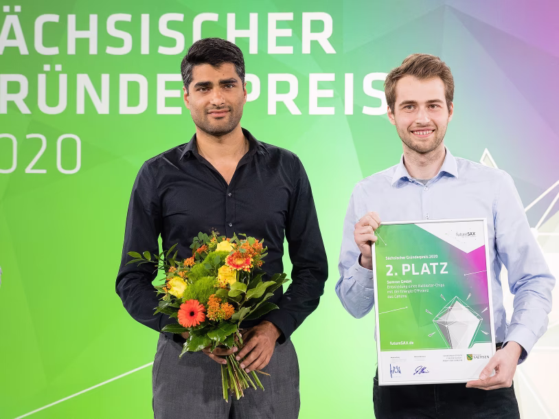 Das Bild zeigt die Zweitplatzierten mit Ihrer Urkunde
