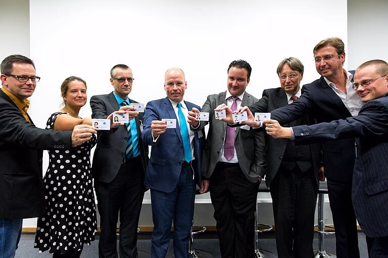 &Uuml;bergabe AlumniCards am 18. November 2014