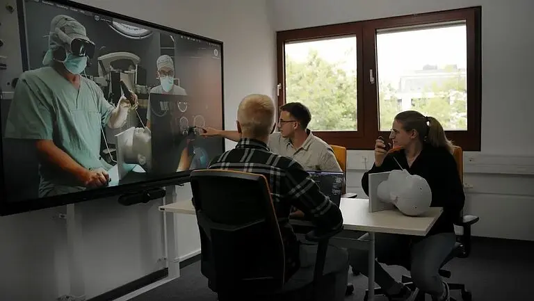 Medizinteam diskutiert innovative Therapiel&ouml;sungen in einem Hightech-Konferenzraum.