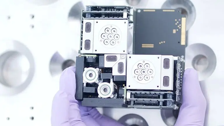 Hochspezialisierte Hardware f&uuml;r Raumfahrt- und Defence-Projekte in detailreicher Nahaufnahme.